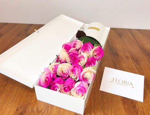 باکس گل کلاسیک سفید با رز 2 رنگ :صورتی و سفید