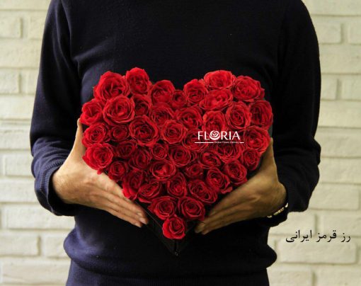 باکس گل قلب رز قرمز ایرانی در دست