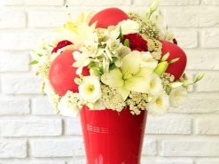 سبد گل و بادکنک آذین با گلدان قرمز و بادکنکهای قرمز