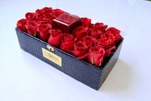 باکس گل رز قرمز هلبندی با محل کادو (۱)