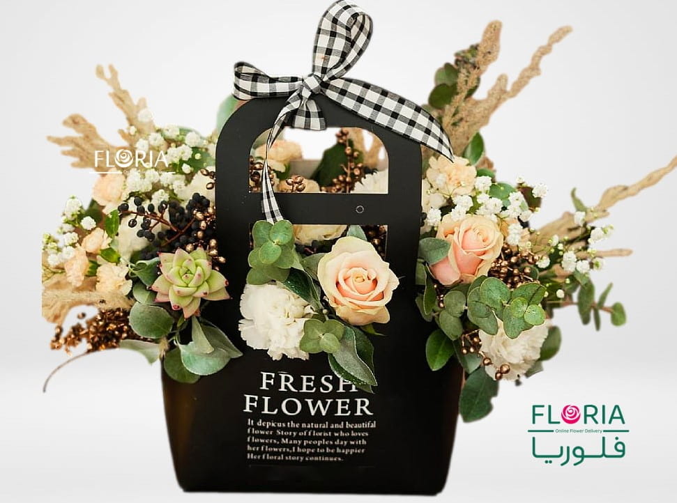 باکس گل رادا طرح مردانه با گلهای رز هلندی گلبهی و باکس مشکی