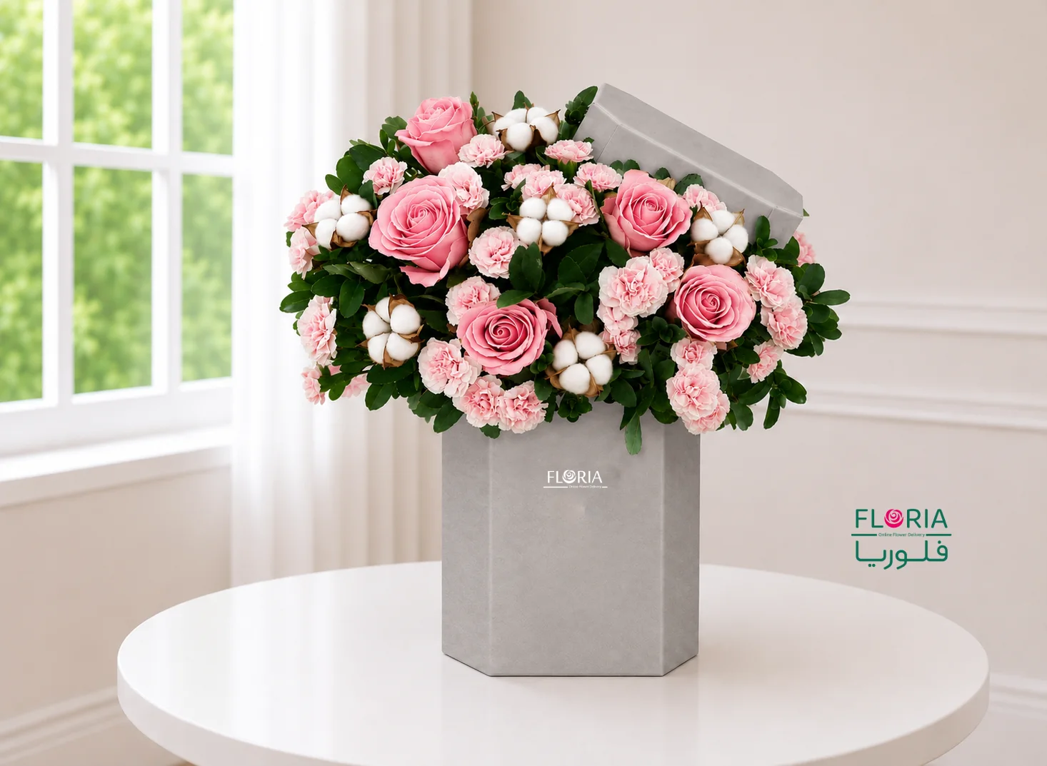 باکس گل آرتا شامل باکس مستطیل ایستاده طوسی ارتفاع با گل حدود 45 ، 5 رز هلندی صورتی، میخک صورتی و گل پنبه سفید
