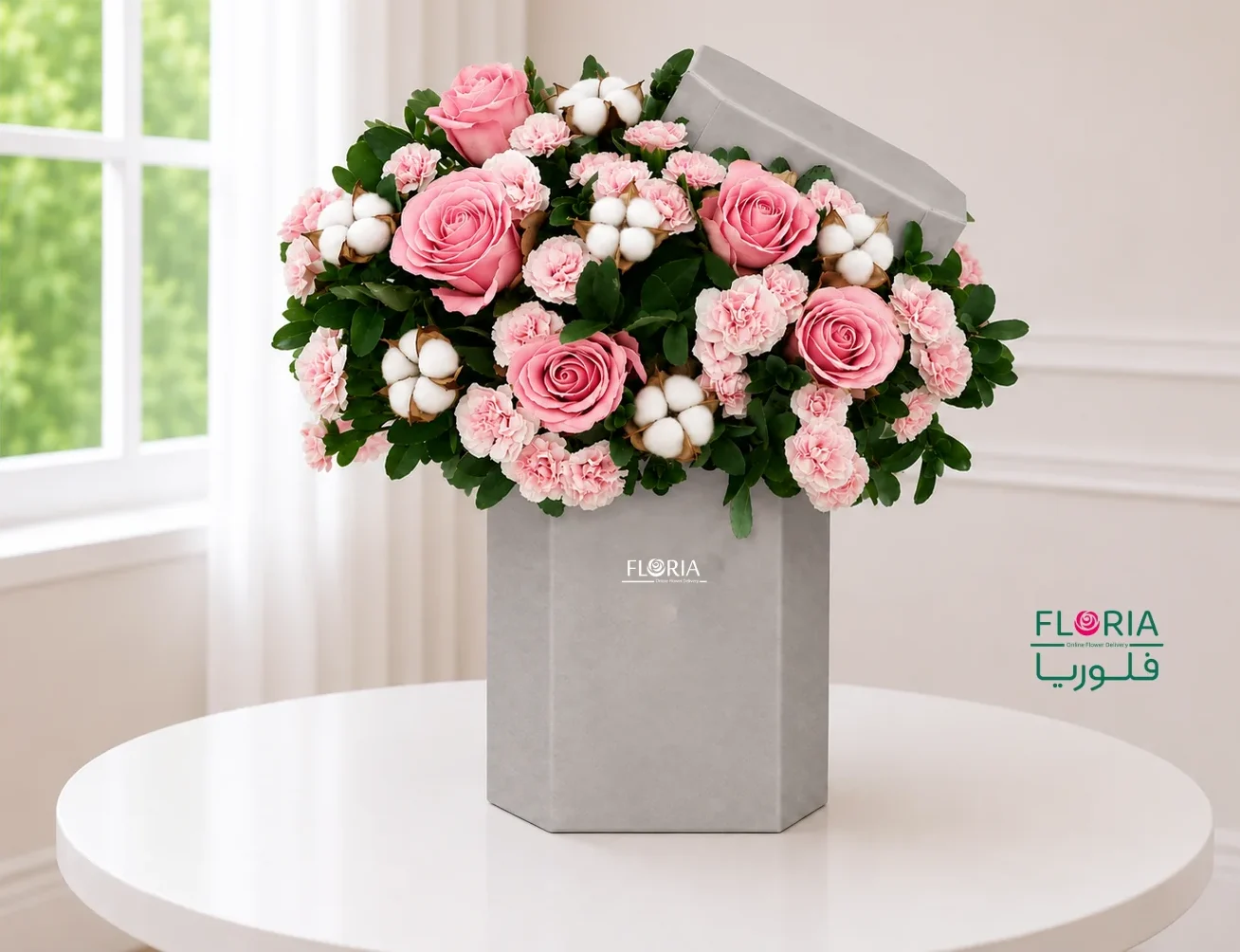 باکس گل آرتا شامل باکس مستطیل ایستاده طوسی ارتفاع با گل حدود 45 ، 5 رز هلندی صورتی، میخک صورتی و گل پنبه سفید